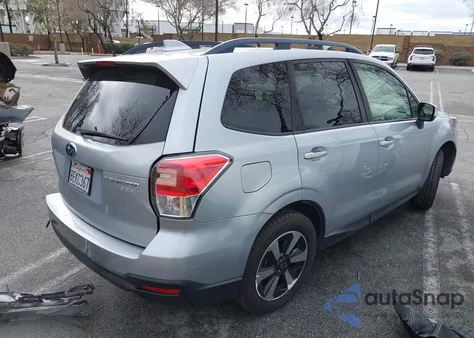 2017 Subaru Forester 2.5I Premium z USA, uszkodzony, nr VIN JF2SJAEC7HH572017